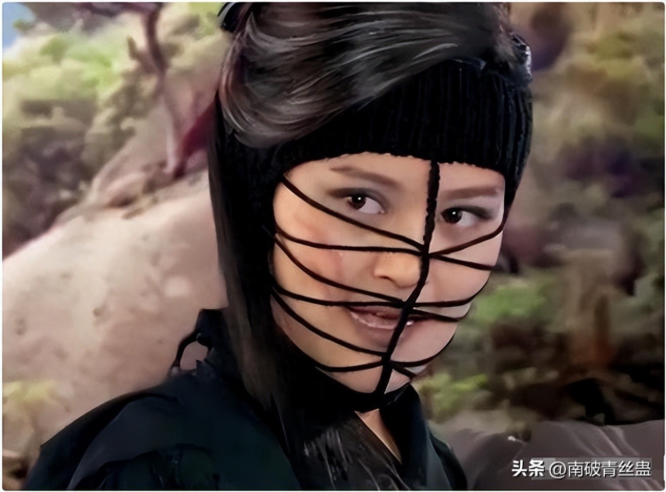 Chiếc mặt nạ len hài hước bật nhất trên phim cổ trang Trung Quốc.