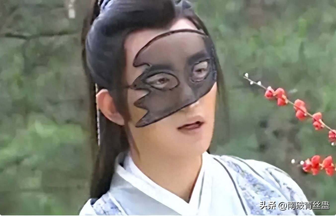 Chiếc mặt nạ của Huỳnh Hải Băng mang đến cảm giác khó tả.