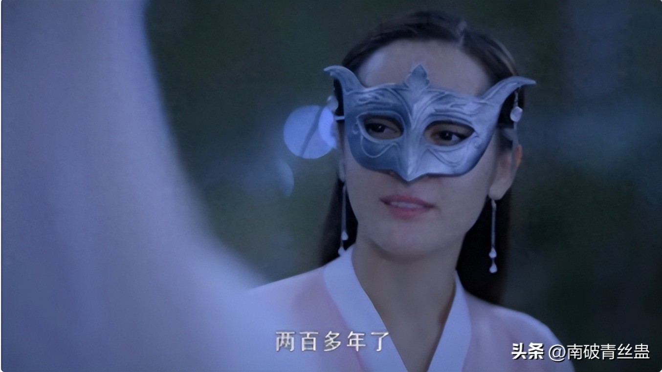 Địch Lệ Nhiệt Ba biến thành Lôi Chấn Tử khi đeo mặt nạ như thế này.