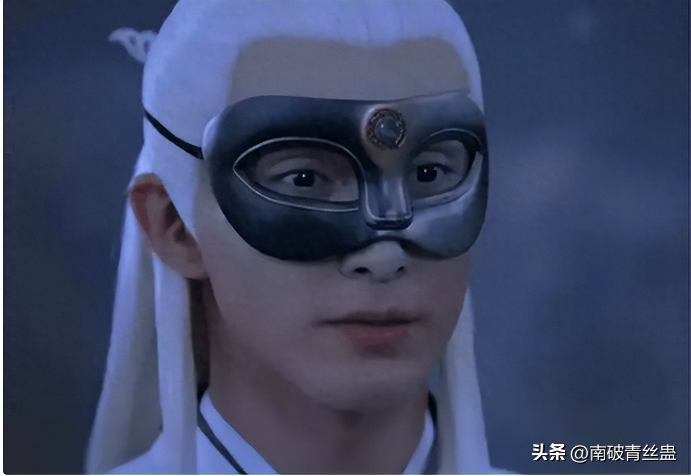 Mặt nạ của Cao Vỹ Quang cũng rất kỳ lạ, giống như Ultraman giáng trần.