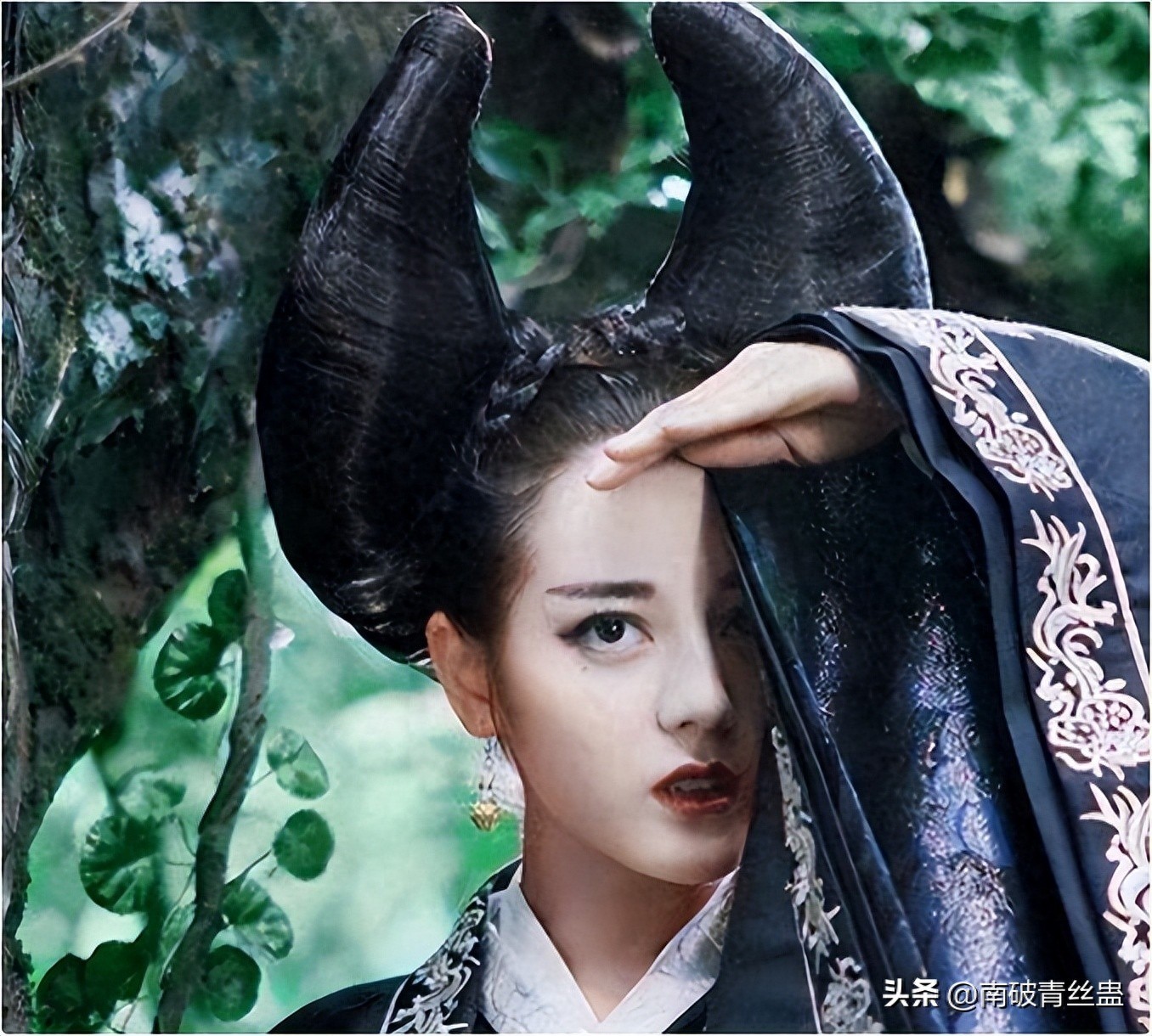 Đại mỹ nhân Địch Lệ Nhiệt Ba cũng không thoát khỏi kiếp nạn hóa trang. Cô ấy có hẳn chiếc bánh sừng bò to đùng trên đầu.