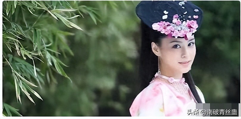 Chung Hân Đồng với kiểu tóc như lót giày trên đầu.