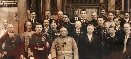 Viên Thế Khải (áo xám ở giữa). Ảnh: Internet