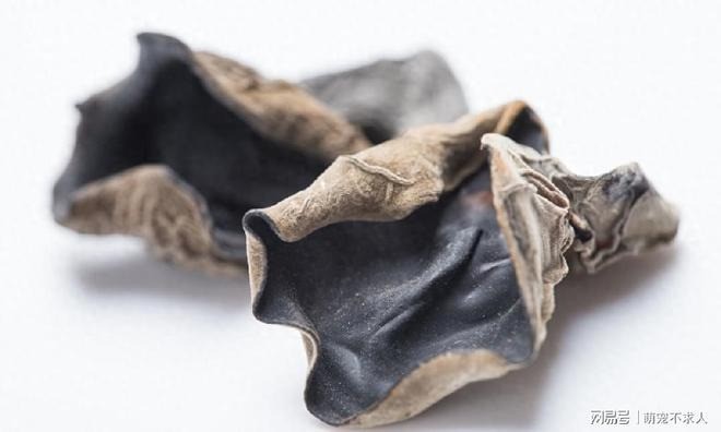 Ngâm mộc nhĩ (nấm mèo) tối kỵ cho nước trực tiếp vào, thêm bước này để nấm nở to, nhanh, sạch - Ảnh 2