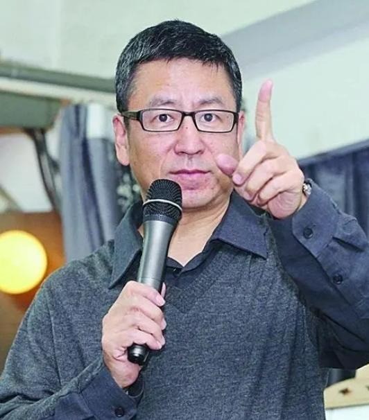 Nhà báo Bai Yansong của đài CCTV là người có miệng vuông. Ảnh: Internet