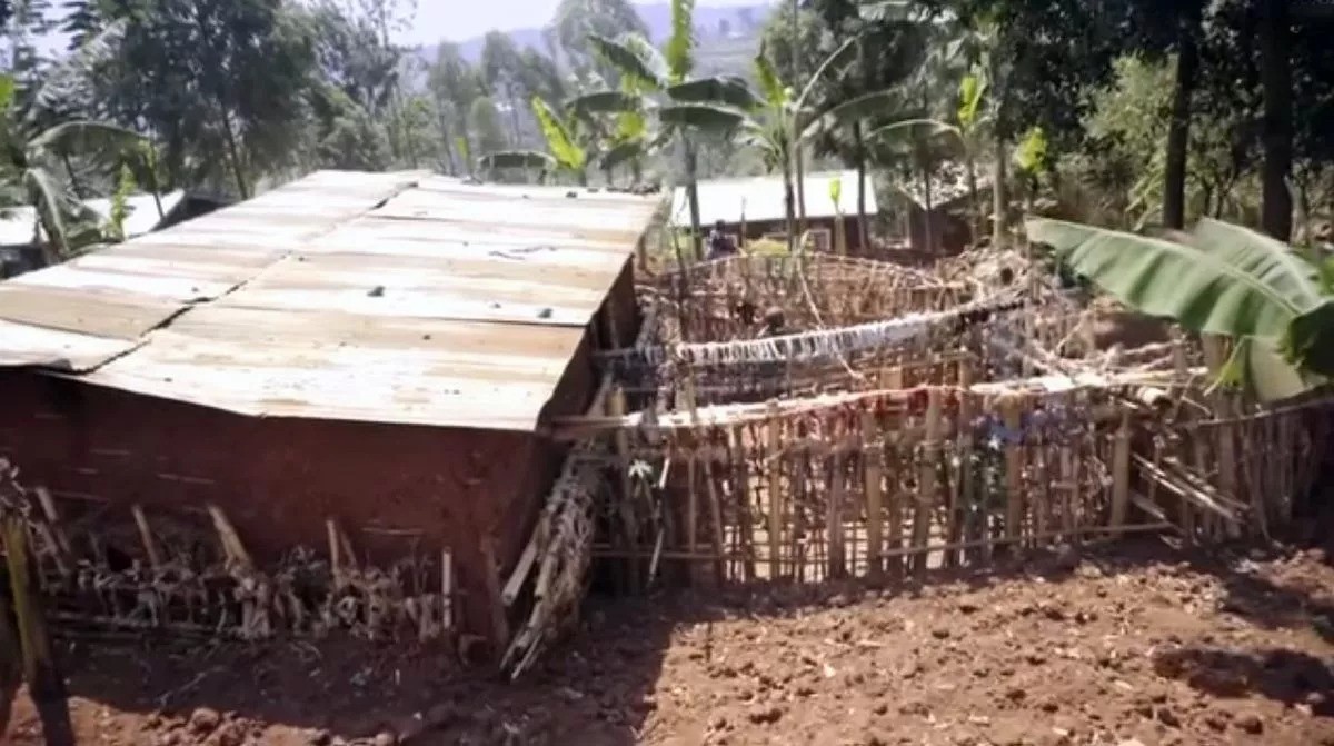 Ông dựng hàng rào cao 4,5m bao quanh nhà để đảm bảo không người phụ nữ nào có thể đến gần mình. Ảnh: Internet