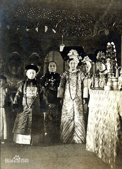 Trên thực tế, chất lượng ảnh, kỹ thuật chụp ảnh ngày xưa không tốt, khiến ngoại hình của người trong ảnh bị 'dìm' kha khá. Ảnh: Internet Trên thực tế, chất lượng ảnh, kỹ thuật chụp ảnh ngày xưa không tốt, khiến ngoại hình của người trong ảnh bị 'dìm' kha khá. Ảnh: Internet
