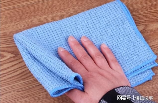 Khăn lau bếp sau khi dùng xong thì nên giặt sạch, phơi khô để tránh nấm mốc, vi khuẩn. Ảnh minh họa: Internet Khăn lau bếp sau khi dùng xong thì nên giặt sạch, phơi khô để tránh nấm mốc, vi khuẩn. Ảnh minh họa: Internet