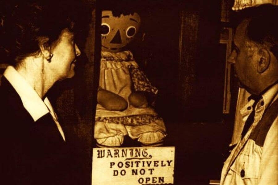 Ed và Lorraine Warren ngắm nhìn con búp bê Annabelle nguyên bản trong tủ kính. Ảnh: ATI