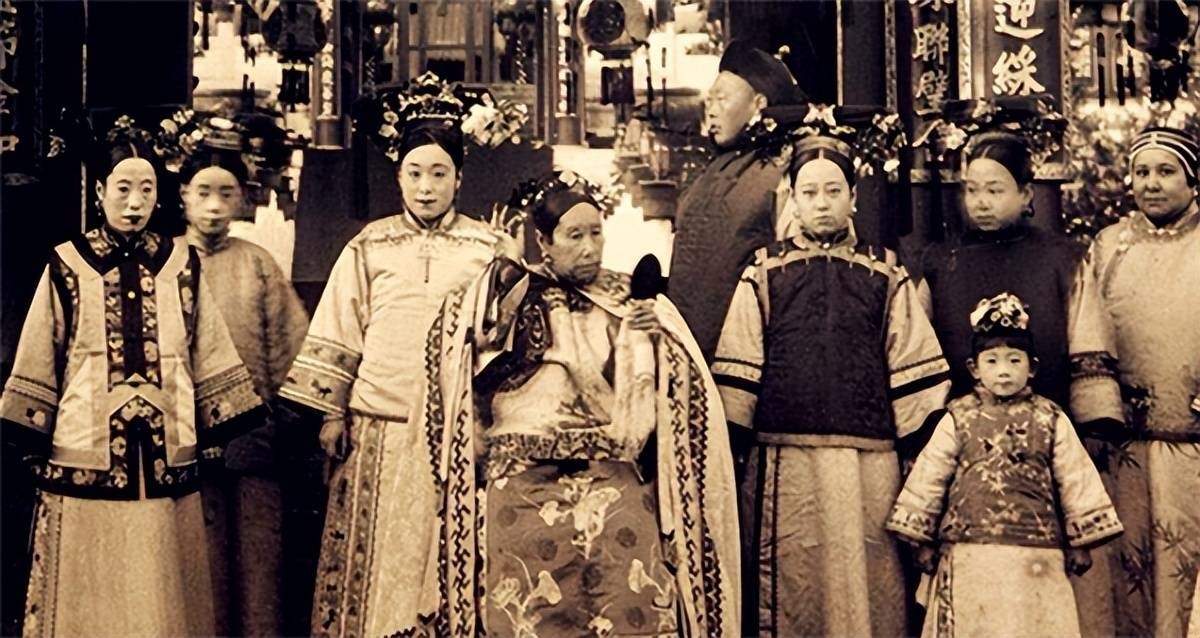 Từ Hi Thái hậu và các phi tần. Ảnh: Internet