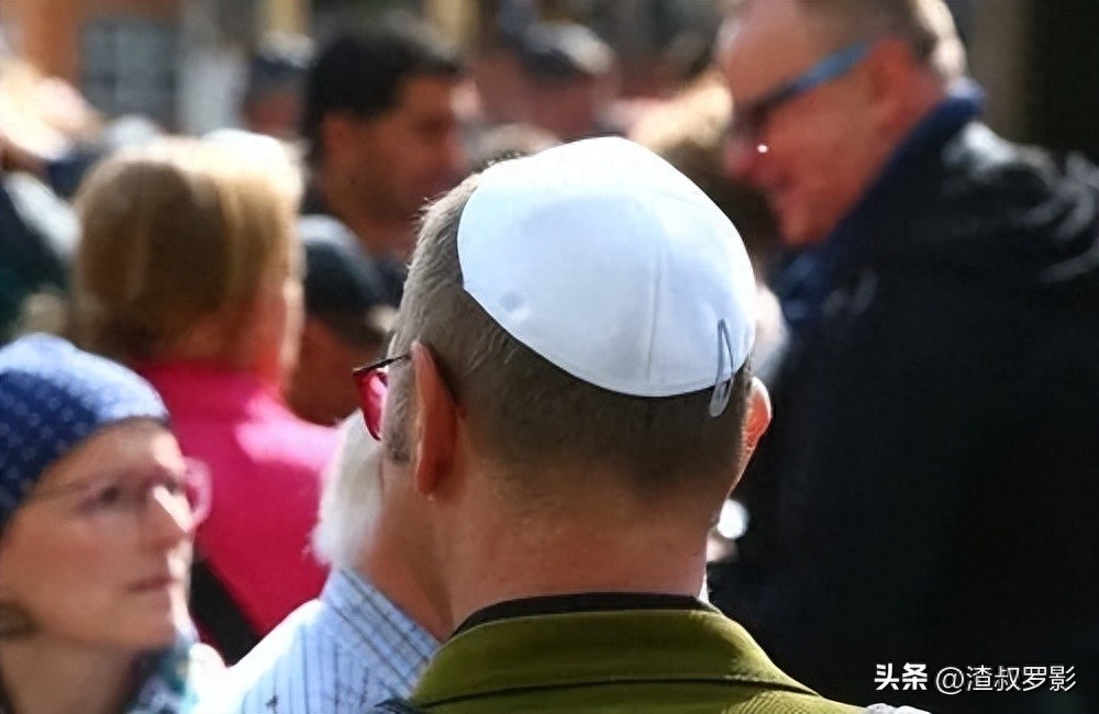 Họ dùng kẹp tóc để giữ chặt mũ trên đầu. Ảnh: Internet