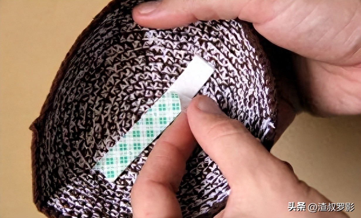 Hoặc dùng băng dính 2 mặt, keo dán, kẹo cao su... để giữ mũ gắn chặt trên đầu. Ảnh: Internet