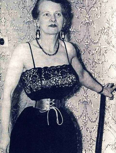 Người phụ nữ cắt bỏ xương sườn để siết được vòng eo 40. Ảnh: Internet