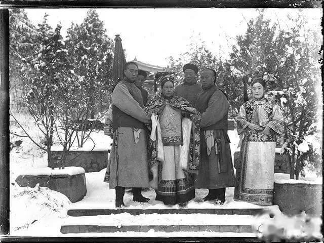 Từ Hi chụp ảnh trong tuyết mùa đông.