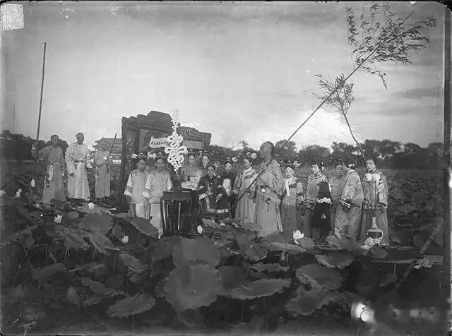 Từ Hi, Hoàng hậu Long Dụ, Đức Linh, Dung Linh và những người khác chèo thuyền giữa hồ.