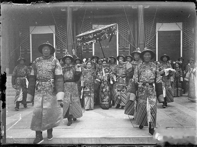 Từ Hi và Dịch Khuông thân vương cùng các thái giám tại Cung điện Mùa hè.