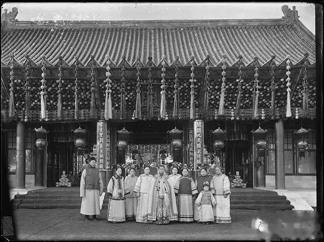 Từ Hi Thái hậu, Hoàng hậu Long Dụ, Tứ Cách cách, chị em Đức Linh - Dung Linh... bên ngoài Cung điện Mùa hè.