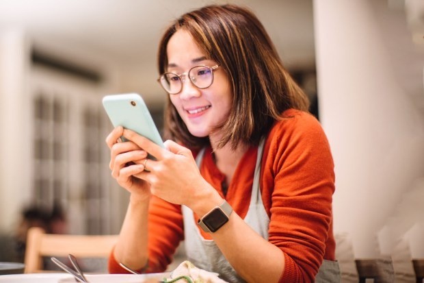 Giữ điện thoại quá gần mặt trong thời gian dài có thể gây ra các vấn đề về mắt. Ảnh: The Sun Giữ điện thoại quá gần mặt trong thời gian dài có thể gây ra các vấn đề về mắt. Ảnh: The Sun