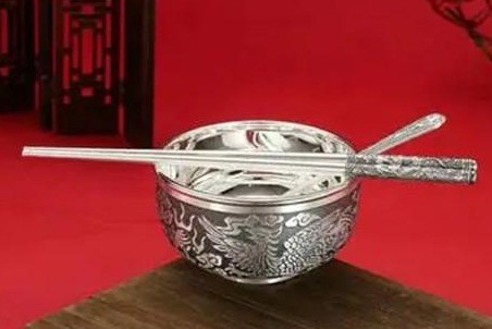 Nhưng với công nghệ tinh luyện như hiện nay, kim bạc đã trở nên 'vô dụng' trong việc thử độc. Ảnh minh họa: Internet