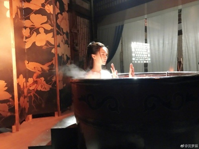 Những cảnh quay tắm gội trong phim cổ trang Trung Quốc khiến nhiều người đặt câu hỏi: Tại sao những thùng gỗ, xô gỗ ngày xưa không bị rò rỉ nước? Ảnh minh họa: Internet