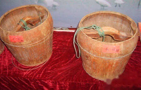 Dù được ghép từ nhiều mảnh gỗ với nhau nhưng những xô gỗ này lại khá bền và kín nước. Ảnh minh họa: Internet