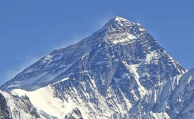 Đỉnh Everest sừng sững, ngăn cách Trung Quốc và Nepal.