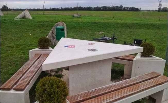 Bàn picnic ở biên giới Tây Ban Nha – Bồ Đào Nha.