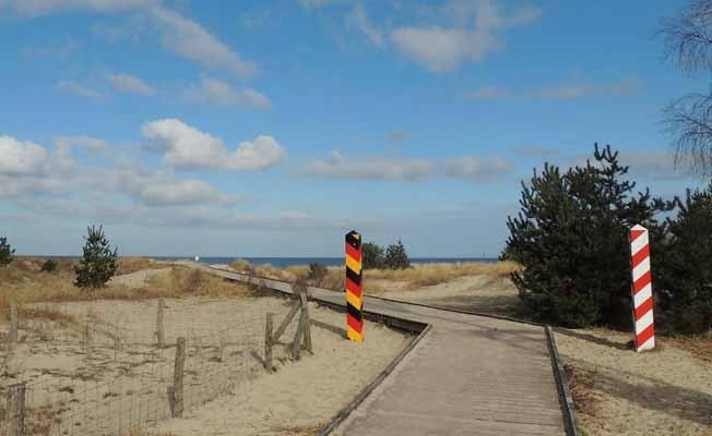Con đường này trên Bãi biển Usedom ngăn cách Đức – Ba Lan.