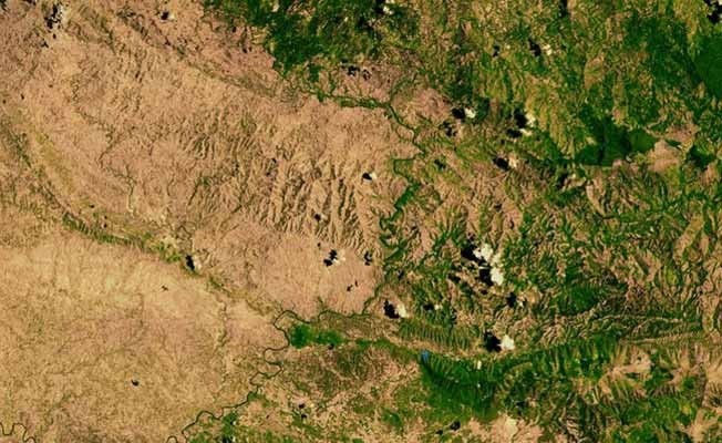 Biên giới Haiti – Cộng hòa Dominica. Do nạn phá rừng hạn chế ở Haiti, biên giới này là một trong những nơi có cảnh quan đẹp nhất thế giới.