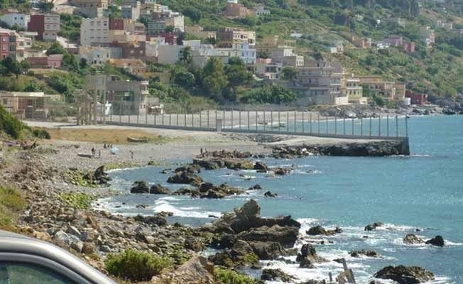Biên giới Tây Ban Nha – Maroc. Hàng rào cao được dựng lên để ngăn chặn việc nhập cư bất hợp pháp từ nước này sang nước khác.