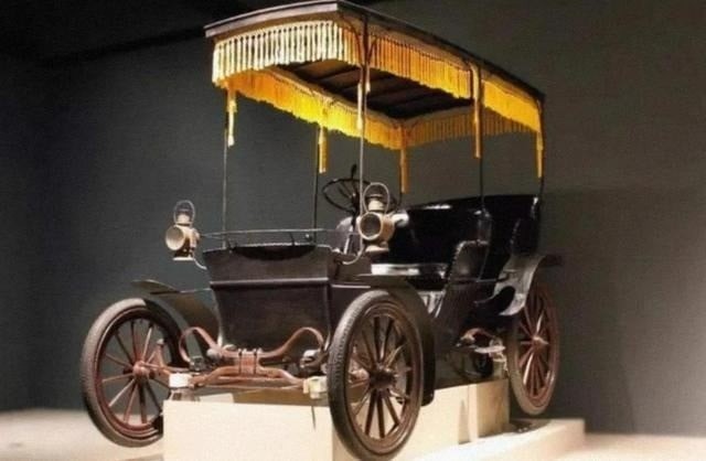 Bất mãn vì tài xế ngồi trước mình, Từ Hi đã bắt ông phải quỳ để lái xe. Ảnh: Internet