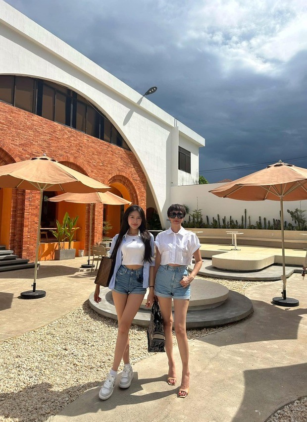 Cô Mai Phương để tóc ngắn cá tính, tôn gương mặt hài hòa, xinh đẹp. Đứng cạnh cô con gái sinh năm 2001, nhiều người còn đoán họ là chị em. Ảnh: FBNV Cô Mai Phương để tóc ngắn cá tính, tôn gương mặt hài hòa, xinh đẹp. Đứng cạnh cô con gái sinh năm 2001, nhiều người còn đoán họ là chị em. Ảnh: FBNV