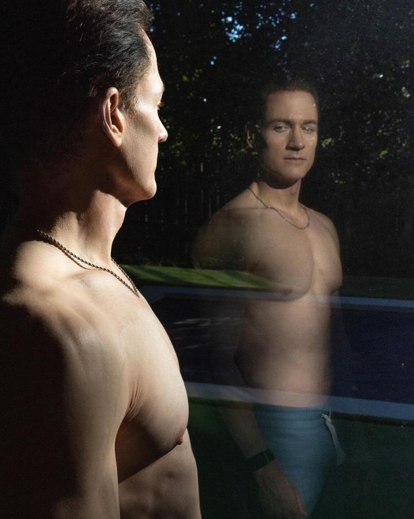 Người đàn ông thậm chí từng hoán đổi huyết tương với cậu con trai tuổi teen của mình. Ảnh: Internet