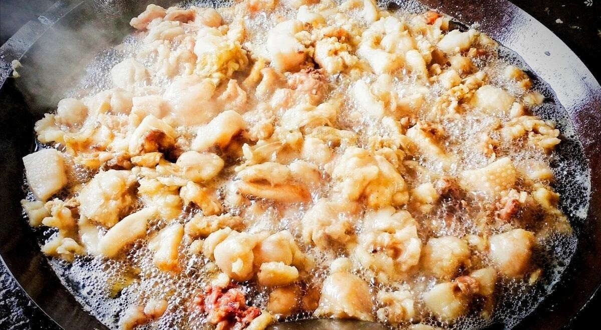 Nếu thêm vài gia vị vào, mỡ lợn sẽ trắng, thơm, bảo quản được lâu. Ảnh minh họa: Internet