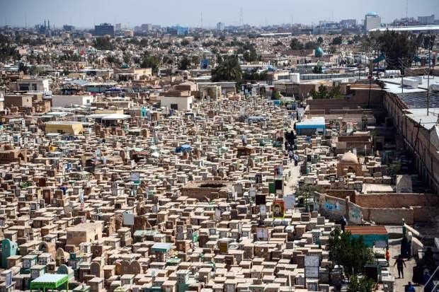 Nghĩa trang trải rộng trên 1.500 mẫu Anh (hơn 6km2) và chiếm 13% diện tích đất của Najaf. Ảnh: The Sun Nghĩa trang trải rộng trên 1.500 mẫu Anh (hơn 6km2) và chiếm 13% diện tích đất của Najaf. Ảnh: The Sun