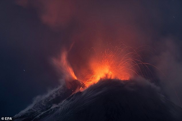 Vụ phun trào vào tháng 11/2023 từ núi lửa Etna ở Ý. Đây là một trong những ngọn núi lửa hoạt động mạnh nhất và cao nhất ở châu Âu. Ảnh: EPA Vụ phun trào vào tháng 11/2023 từ núi lửa Etna ở Ý. Đây là một trong những ngọn núi lửa hoạt động mạnh nhất và cao nhất ở châu Âu. Ảnh: EPA