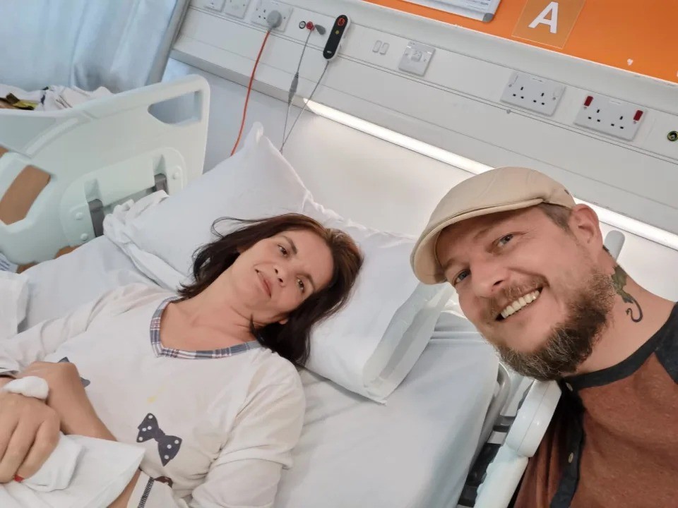 Traian, chồng cô, cho biết vợ anh đã trở nên 'nhốt' trong chính cơ thể mình. Nguồn: Jam Press