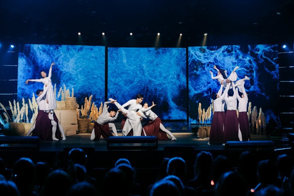 Team Mlee, Lệ Quyên, Thu Phương khiến khán phòng bùng nổ với màn trình diễn Phi Hành Gia Cô Đơn. Ảnh: Internet