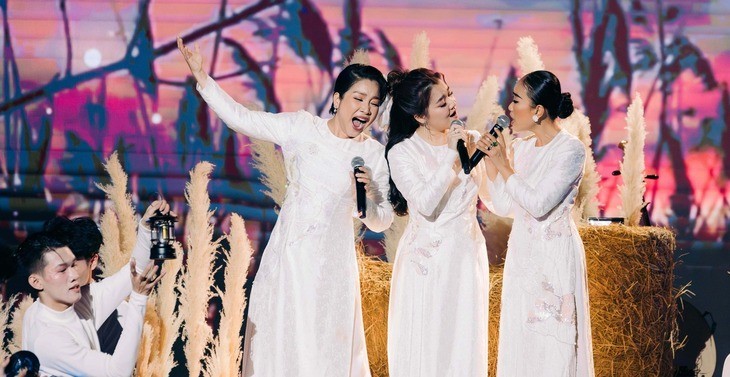 Bộ ba Mỹ Linh, Đoan Trang, Thanh Ngọc đã nâng tầm bài hát với sự đầu tư chỉn chu, chạm đến trái tim khán giả. Ảnh: BTC Bộ ba Mỹ Linh, Đoan Trang, Thanh Ngọc đã nâng tầm bài hát với sự đầu tư chỉn chu, chạm đến trái tim khán giả. Ảnh: BTC