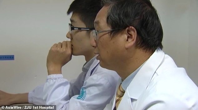Bác sĩ Huang (phải) đã dùng thuốc tiêu diệt hết giun sáng trong cơ thể ông Zhu. Ảnh: Dailymail Bác sĩ Huang (phải) đã dùng thuốc tiêu diệt hết giun sáng trong cơ thể ông Zhu. Ảnh: Dailymail