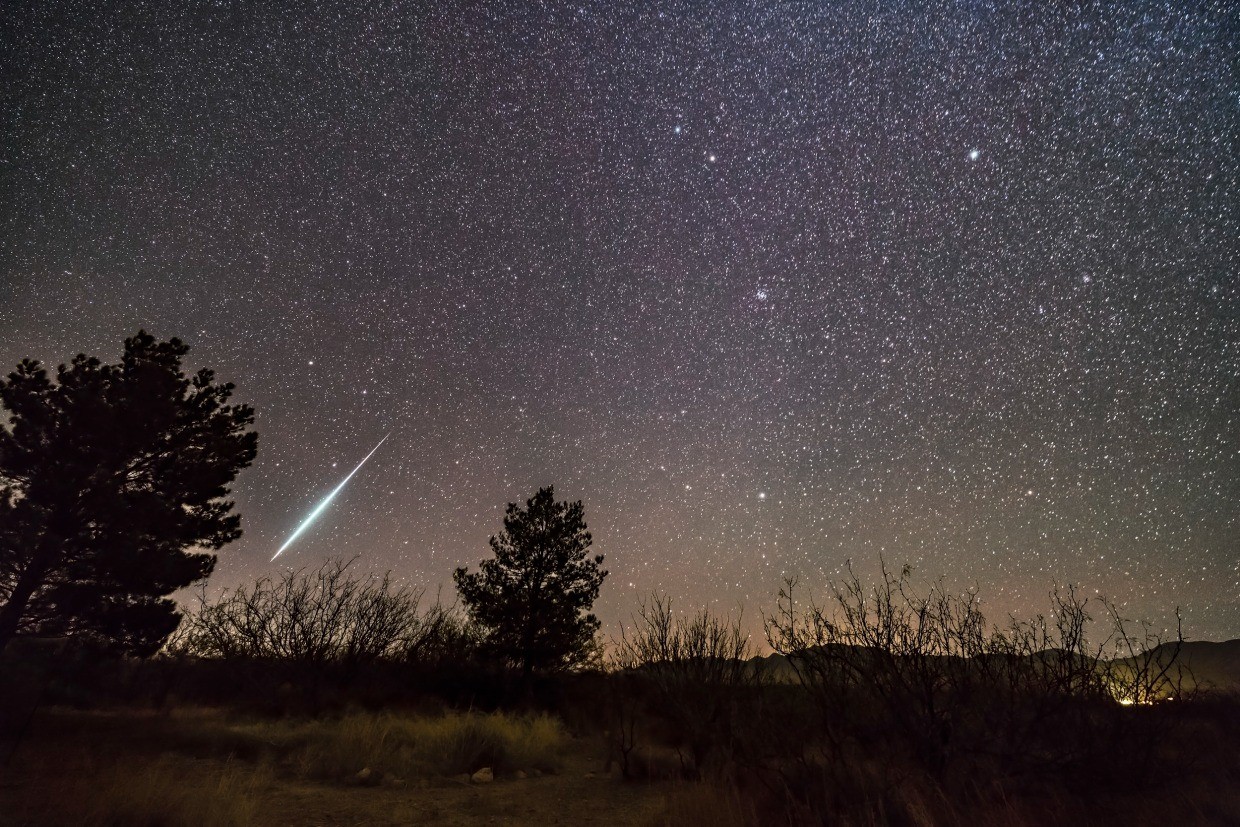 Một sao băng từ trận mưa sao băng Geminids được nhìn thấy ở Portal, Ariz năm 2017. Ảnh: AP Một sao băng từ trận mưa sao băng Geminids được nhìn thấy ở Portal, Ariz năm 2017. Ảnh: AP