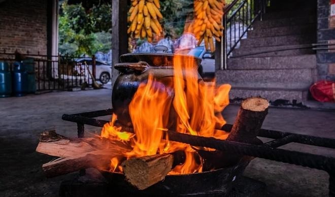 Việc đặt các vật phẩm phát nhiệt như bếp lửa, đèn dầu, hoặc các nguồn nhiệt khác ở góc nhà được xem là không an toàn và có thể dẫn đến nguy cơ cháy nổ, gây thiệt hại cho ngôi nhà và gia đình. Ảnh minh họa: Internet Việc đặt các vật phẩm phát nhiệt như bếp lửa, đèn dầu, hoặc các nguồn nhiệt khác ở góc nhà được xem là không an toàn và có thể dẫn đến nguy cơ cháy nổ, gây thiệt hại cho ngôi nhà và gia đình. Ảnh minh họa: Internet