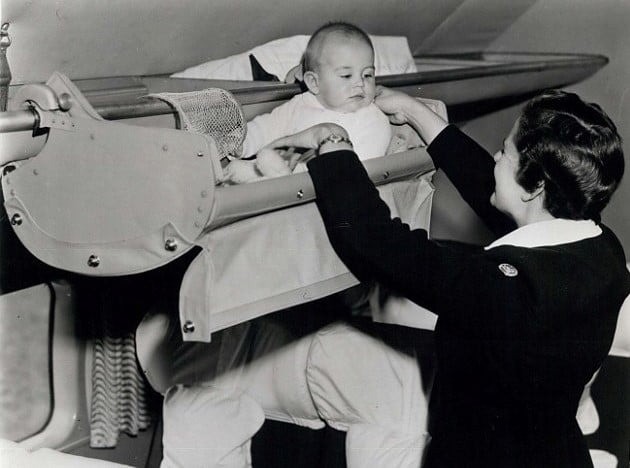 Năm 1953, BOAC giới thiệu “skycot” dành cho trẻ sơ sinh trên các chuyến bay đường dài, mang đến giải pháp an toàn cho giấc ngủ của trẻ. Ảnh: Internet Năm 1953, BOAC giới thiệu “skycot” dành cho trẻ sơ sinh trên các chuyến bay đường dài, mang đến giải pháp an toàn cho giấc ngủ của trẻ. Ảnh: Internet