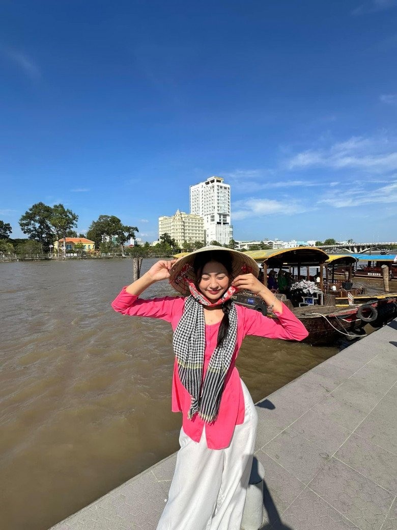Nhan sắc đời thường 'bén hơn dao cau' của tân hoa hậu Bùi Thị Xuân Hạnh - Ảnh 1 Nhan sắc đời thường 'bén hơn dao cau' của tân hoa hậu Bùi Thị Xuân Hạnh - Ảnh 1