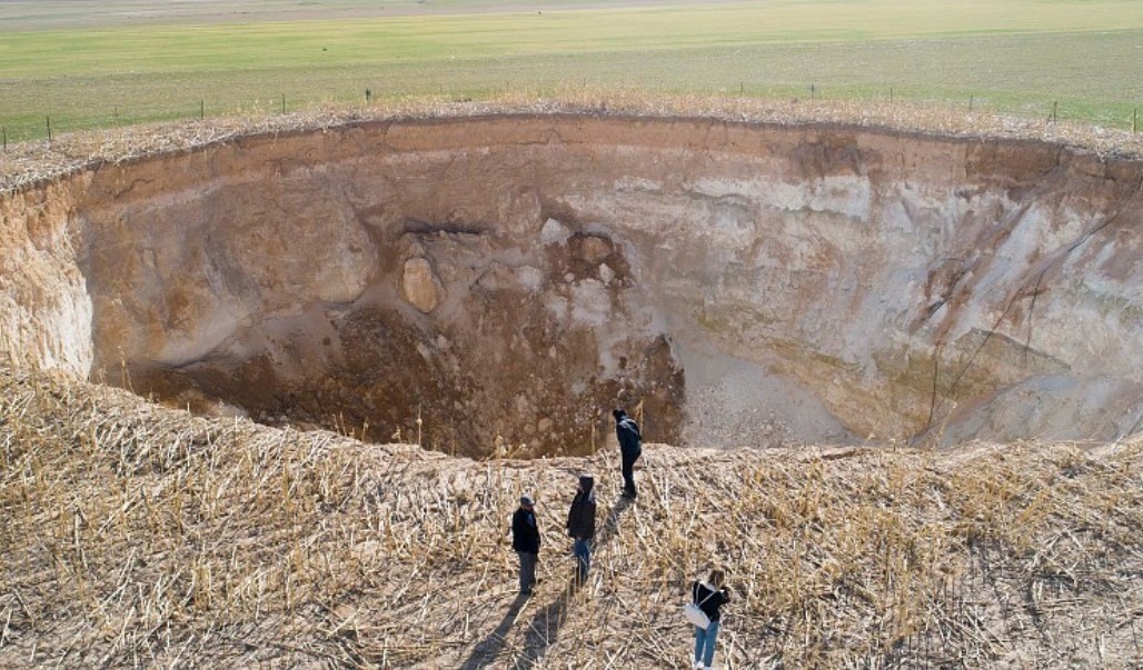 Việc khoan xuyên qua Trái đất là không khả thi do những thách thức về nhiệt độ, áp suất và hậu cần cực cao. Ảnh: Getty