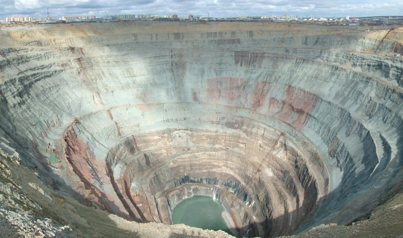 Khoan xuyên Trái đất, nếu có thể, mang lại nhiều lợi ích; tuy nhiên, nó cũng tiềm ẩn nhiều rủi ro. Ảnh: Getty