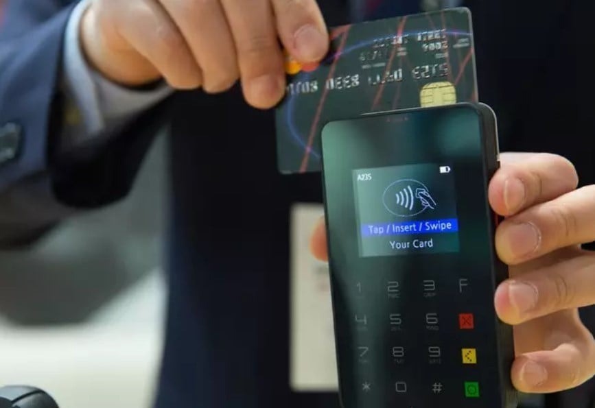 Nhận được tiền chuyển nhầm, người đàn ông nhanh chóng mang đi mua vàng. Ảnh: Internet