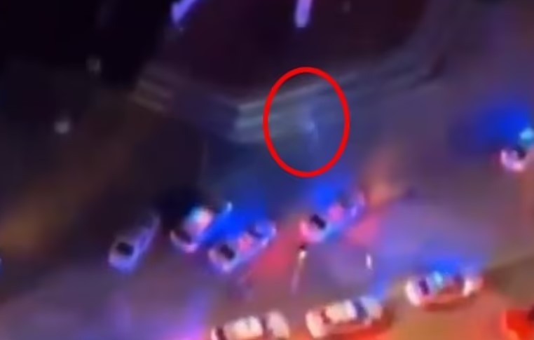 Một người ngoài hành tinh cao 3m đã được ghi lại trong đoạn phim ở Miami Mall. Ảnh: X Một người ngoài hành tinh cao 3m đã được ghi lại trong đoạn phim ở Miami Mall. Ảnh: X