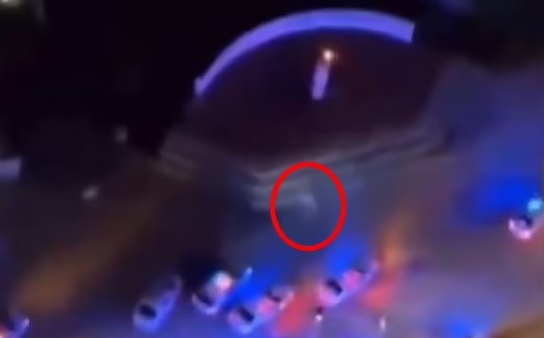 Các sĩ quan cảnh sát cho biết nhân vật kỳ lạ trong video chỉ là bóng của một người nào đó đang đi bộ. Ảnh: X Các sĩ quan cảnh sát cho biết nhân vật kỳ lạ trong video chỉ là bóng của một người nào đó đang đi bộ. Ảnh: X