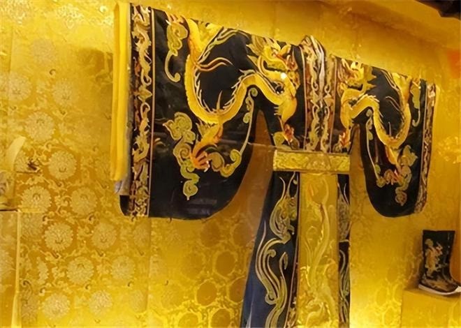 Không được giặt bằng nước, long bào của hoàng đế xưa nếu bẩn và hôi quá mức thì phải làm sao? - Ảnh 1